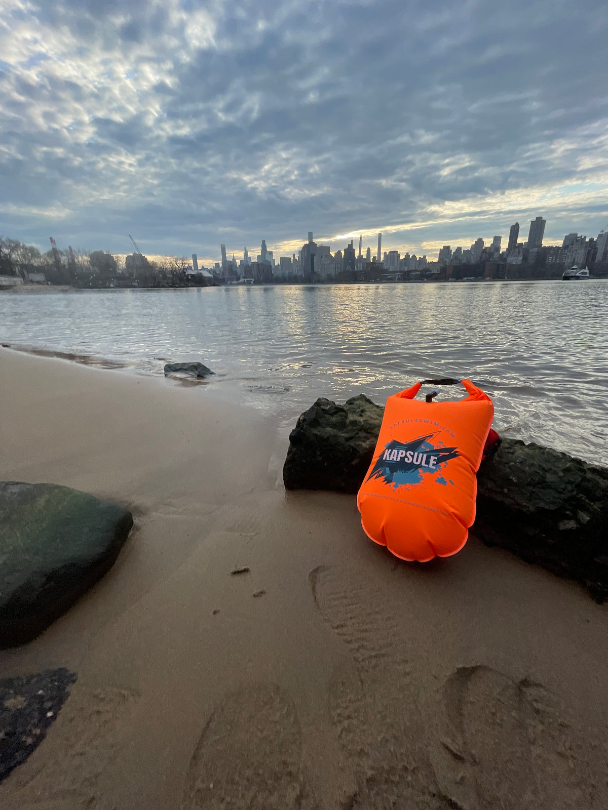 KAPSULE Bolt 20L swim buoy lightweight polyether TPU safety float open water